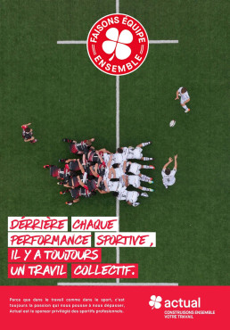 Cette image présente une vue aérienne dynamique d'un match de rugby, avec des joueurs en action sur un terrain vert. Elle intègre des éléments graphiques rouges et blancs, dont le logo