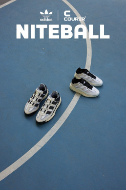 Deux paires de baskets Adidas Niteball sont posées sur un terrain de sport bleu, avec les logos Adidas et Courir et le texte 