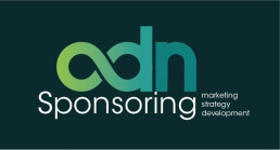 Logo de 'adn Sponsoring' sur fond sombre, intégrant un symbole d'infini en dégradé de vert et le slogan 'marketing strategy development'.