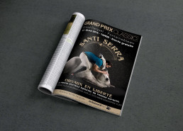 Maquette du projet d'affiche intégrée dans un magazine, démontrant son application print.