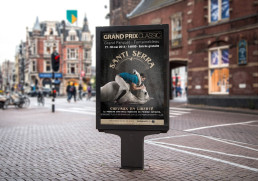 Maquette de l'affiche sur un panneau publicitaire urbain, illustrant sa visibilité extérieure.