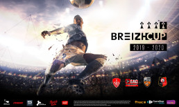 Affiche horizontale de la Breizh Cup, mettant en sc&egrave;ne un footballeur dynamique dans un stade.