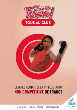 L'image présente une affiche promotionnelle aux tons rouges et pêche, mettant en scène une femme en tenue de sport orange dans une pose dynamique, partiellement encadrée par des cercles rouges concentriques. Elle intègre une photographie à une composition graphique avec des éléments typographiques percutants et un fond texturé.