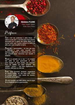 L'image présente une page de publication culinaire avec un fond composé de cuillères remplies d'épices colorées sur une surface sombre. Elle inclut un portrait circulaire d'une chef, son nom et son titre, ainsi qu'un texte de préface, le tout agencé dans un style professionnel et chaleureux.
