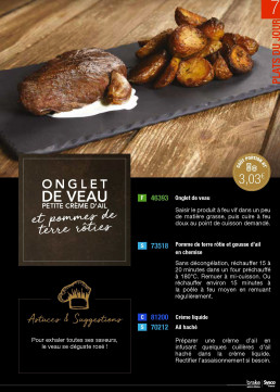 Cette image présente un plat principal composé d'un onglet de veau avec une petite crème d'ail et de pommes de terre rôties, dressé sur une ardoise sombre sur fond boisé. Le visuel, aux couleurs chaudes et au style professionnel, est accompagné d'informations détaillées sur la recette et le coût.
