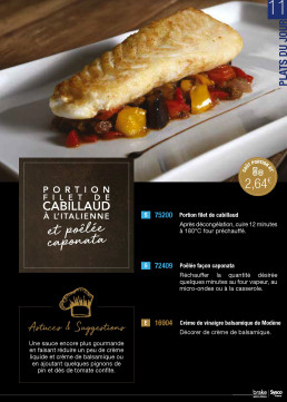 L'image présente une photographie culinaire d'un filet de cabillaud doré et cuit, délicatement posé sur une poêlée de légumes colorés (poivrons, aubergines) dans une assiette blanche. La composition met en valeur le plat avec un arrière-plan flou, complétée par des blocs de texte informatifs sur un fond sombre.