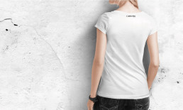 Mannequin de dos portant un t-shirt blanc avec le logo Coubertine discret au niveau de la nuque.