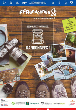Affiche promotionnelle avec une composition flat lay d'objets de randonn&eacute;e sur fond bois.