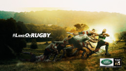 Affiche dynamique de joueurs de rugby en mouvement, superpos&eacute;s sur un paysage verdoyant au coucher du soleil.