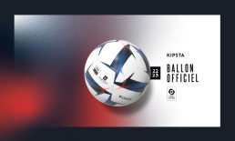 Photographie studio du nouveau ballon officiel Kipsta 22/23, avec les logos des marques.