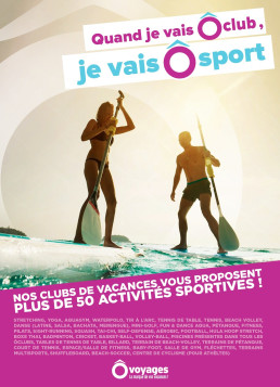 Deux personnes font du paddleboard au lever du soleil, symbolisant l'activit&eacute; en vacances.