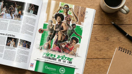 L'image pr&eacute;sente un magazine ouvert pos&eacute; sur une table en bois, accompagn&eacute; d'une tasse de caf&eacute; et d'un stylo. La page de droite met en sc&egrave;ne une illustration dynamique et color&eacute;e de joueurs de basketball dans un style graphique, int&eacute;gr&eacute;e dans une mise en page publicitaire pour un partenariat LNB.