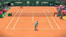 Capture d'écran d'un match de tennis virtuel sur le court de Roland Garros, ambiance jeu vidéo.
