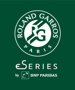 Logos Roland Garros, eSeries et BNP Paribas sur un fond vert foncé emblématique.