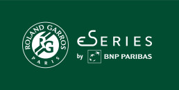 Version horizontale des logos Roland Garros eSeries et BNP Paribas sur fond vert foncé.
