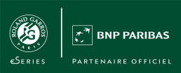Logos Roland Garros eSeries et BNP Paribas en version horizontale, partenaire officiel, sur fond vert.