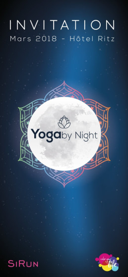 Affiche d'invitation lumineuse pour un &eacute;v&eacute;nement Yoga by Night avec logo central sur fond &eacute;toil&eacute;.
