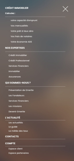 Capture d'écran du menu de navigation mobile sur un fond flou élégant.