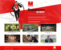 Page d'accueil d'une campagne de recrutement avec illustration d'un homme-super-h&eacute;ros.