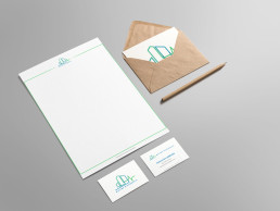 Maquette de papeterie présentant le logo sur carte de visite, papier à en-tête et enveloppe.