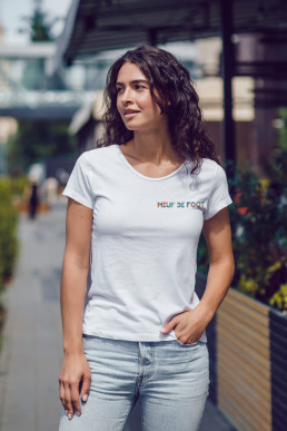 Photo d'une femme portant un t-shirt blanc avec le logo 