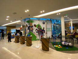 Habillage intérieur du siège Microsoft, intégrant le visuel des joueurs sur une cloison vitrée.