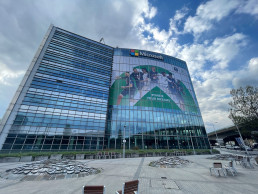 Autre perspective de la façade Microsoft, mettant en valeur l'ampleur de l'habillage graphique.