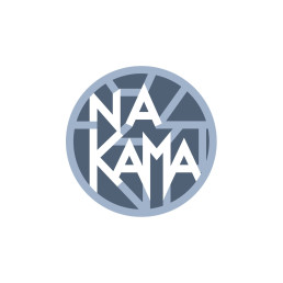 Logo Nakama avec typographie g&eacute;om&eacute;trique blanche sur fond circulaire bleu clair.