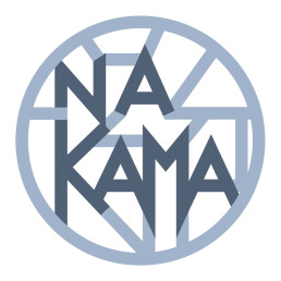 Logo Nakama avec typographie grise sur fond bleu et blanc, design vectoriel.