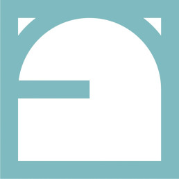 L'image présente un logo minimaliste de couleur bleu clair sur fond blanc. Le design incorpore des formes géométriques, notamment un demi-cercle et de...